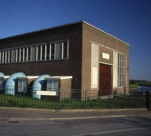 "Adventurers Electric Pumping Station, Pode Hole, Lincs. May 1993" by sludgegulper is licensed under CC BY-SA 2.0
