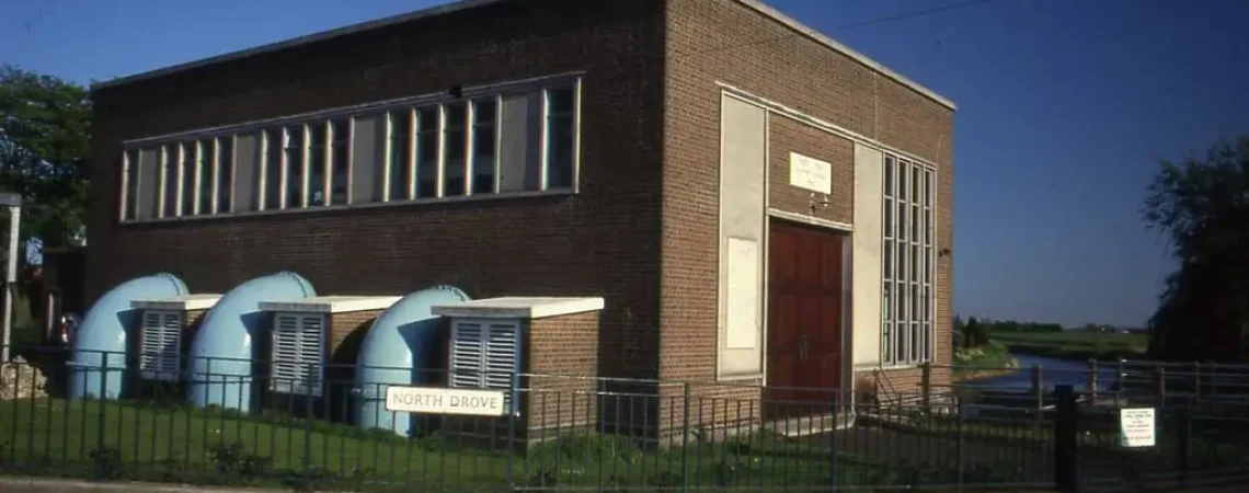 "Adventurers Electric Pumping Station, Pode Hole, Lincs. May 1993" by sludgegulper is licensed under CC BY-SA 2.0